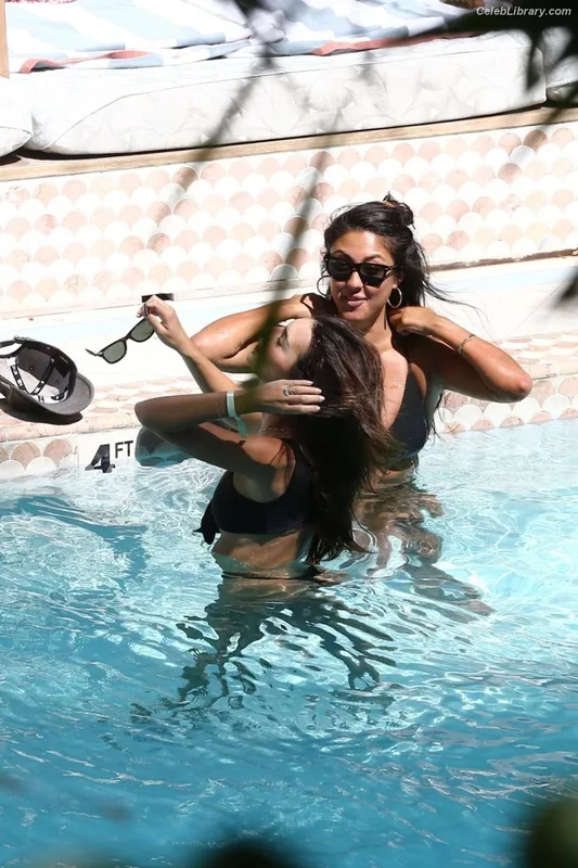 Emily Ratajkowski photo 21 of 3958