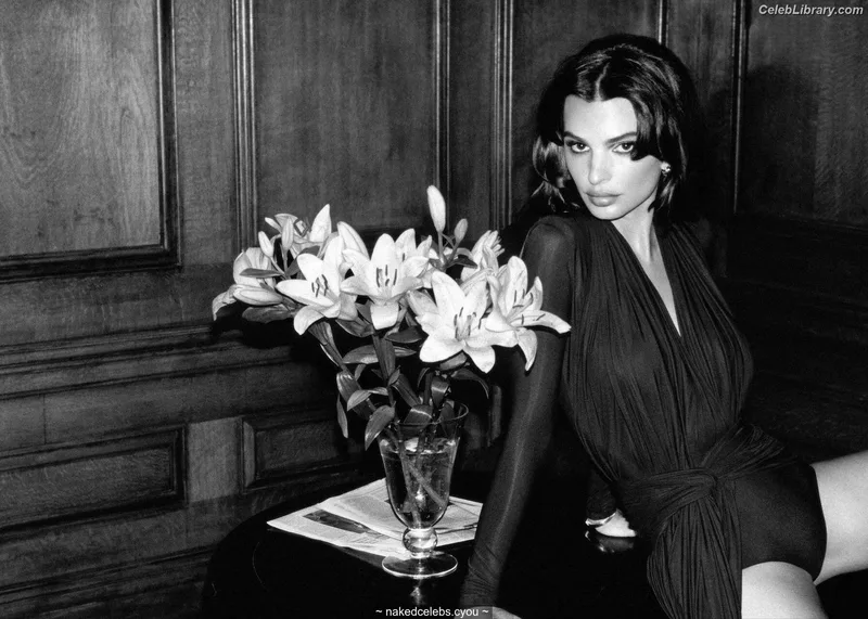 Emily Ratajkowski photo 15 of 3958