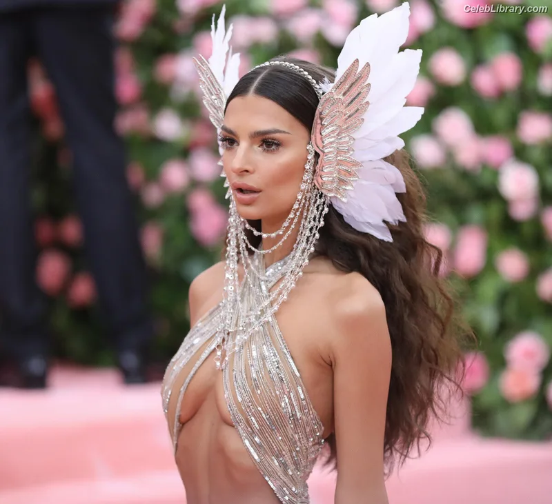 Emily Ratajkowski photo 18 of 3958