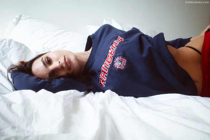 Emily Ratajkowski photo 17 of 3958