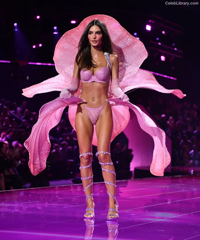 Emily Ratajkowski photo 3 of 3958