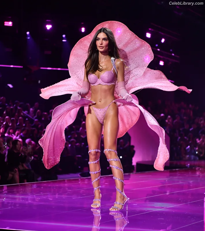 Emily Ratajkowski photo 7 of 3958