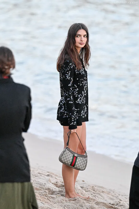 Emily Ratajkowski photo 8 of 3958