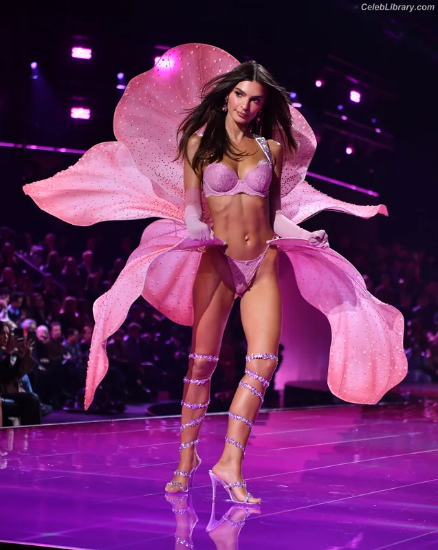 Emily Ratajkowski photo 9 of 3958
