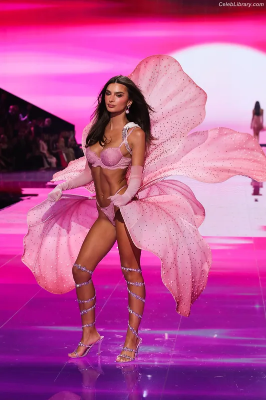 Emily Ratajkowski photo 13 of 3958