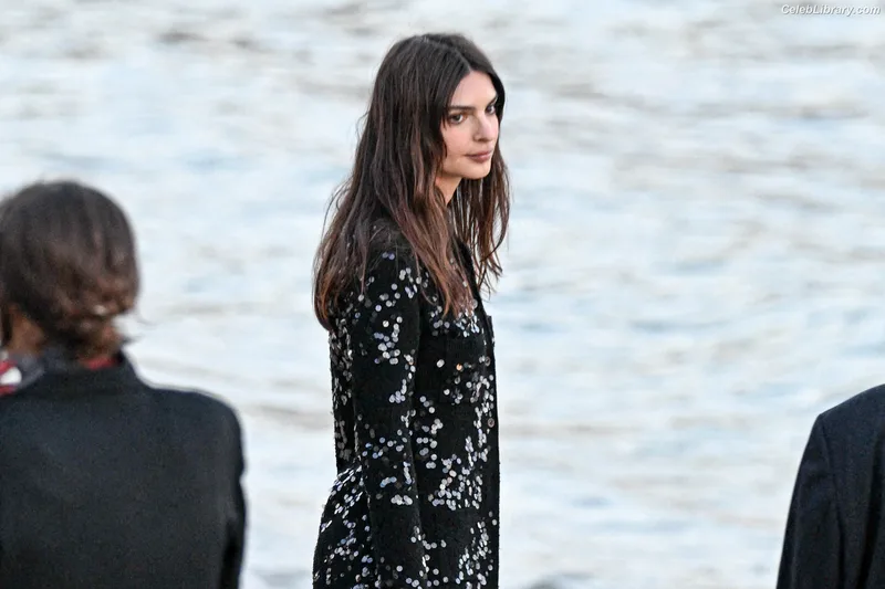 Emily Ratajkowski photo 14 of 3958