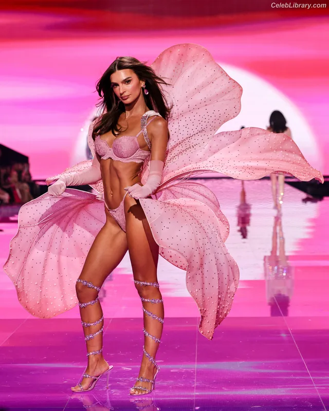 Emily Ratajkowski photo 16 of 3958