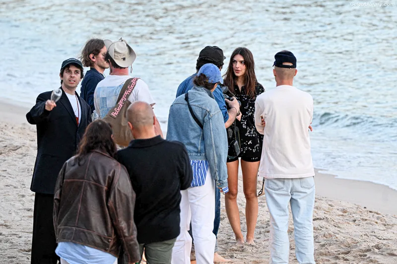 Emily Ratajkowski photo 21 of 3958