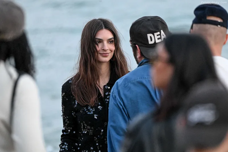 Emily Ratajkowski photo 2 of 3958