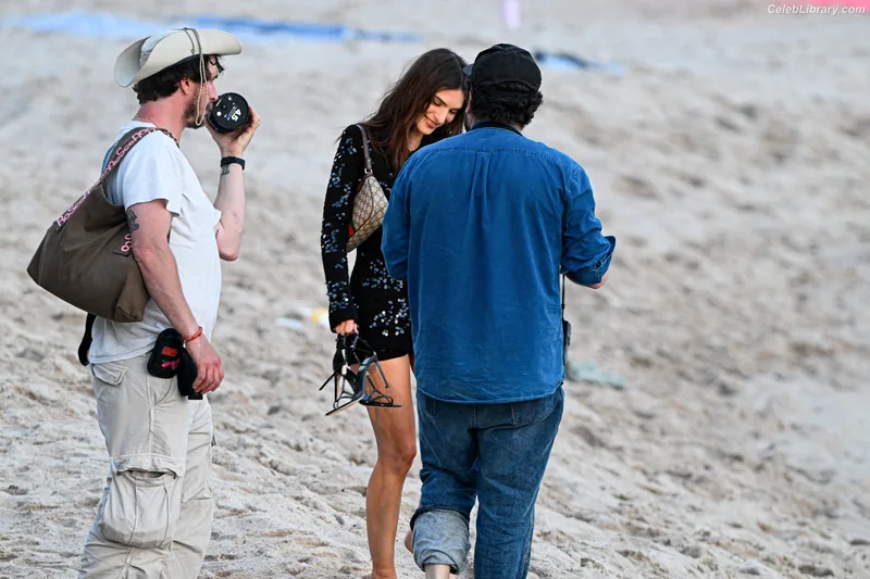 Emily Ratajkowski photo 4 of 3958