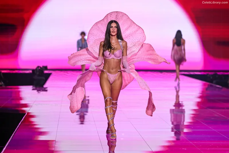 Emily Ratajkowski photo 18 of 3958