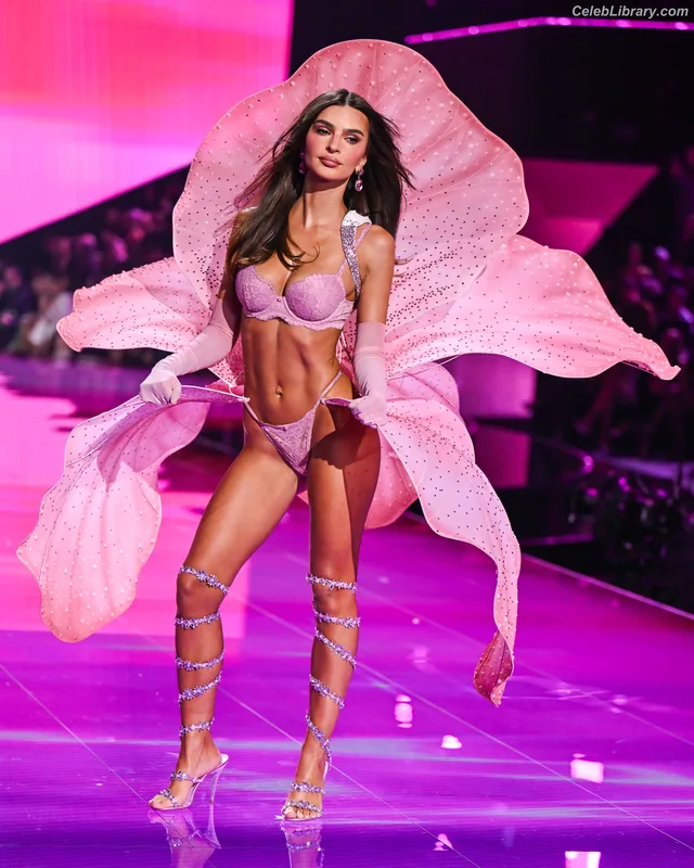 Emily Ratajkowski photo 20 of 3958