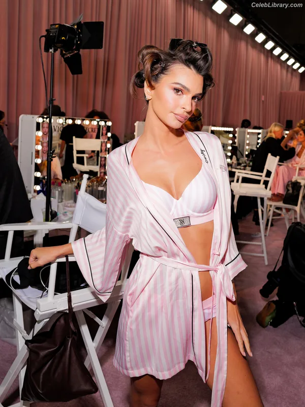 Emily Ratajkowski photo 5 of 3958