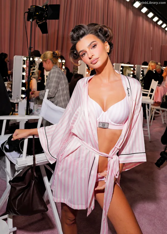 Emily Ratajkowski photo 7 of 3958