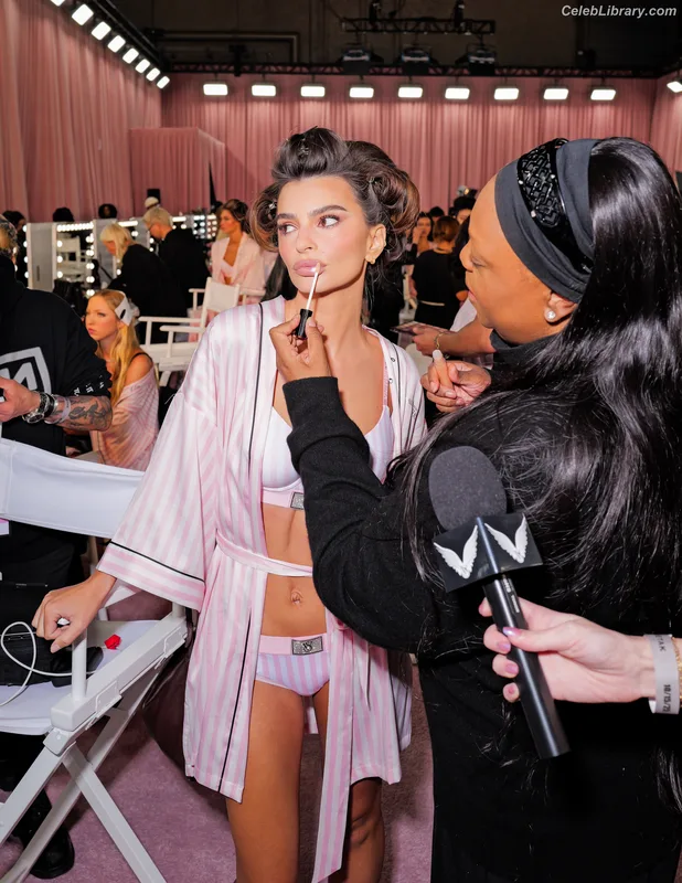 Emily Ratajkowski photo 14 of 3958