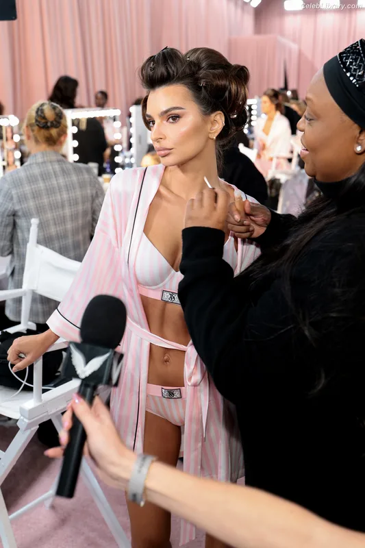 Emily Ratajkowski photo 15 of 3958