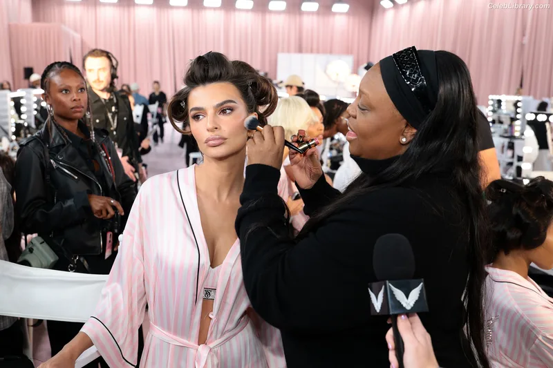Emily Ratajkowski photo 20 of 3958
