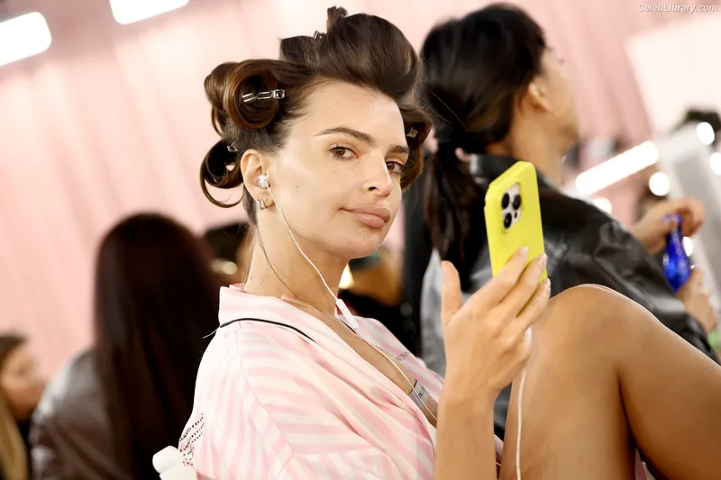 Emily Ratajkowski photo 21 of 3958