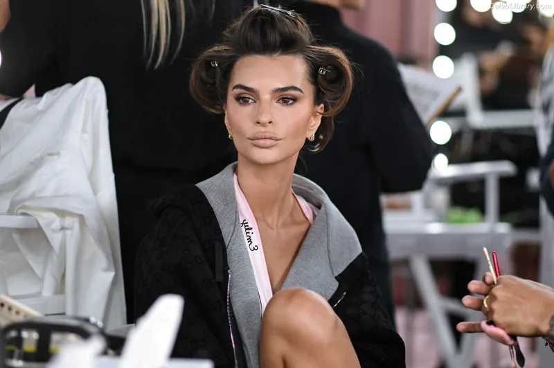 Emily Ratajkowski photo 1 of 3958
