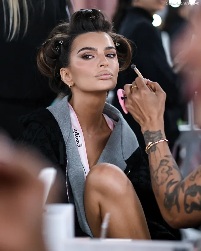 Emily Ratajkowski photo 4 of 3958