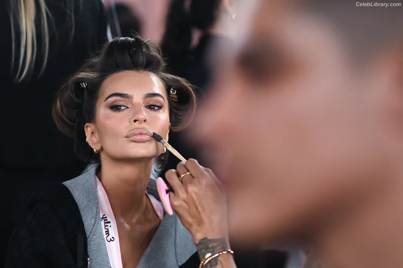 Emily Ratajkowski photo 7 of 3958