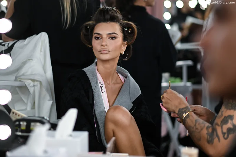 Emily Ratajkowski photo 8 of 3958