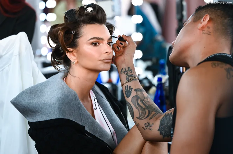 Emily Ratajkowski photo 9 of 3958