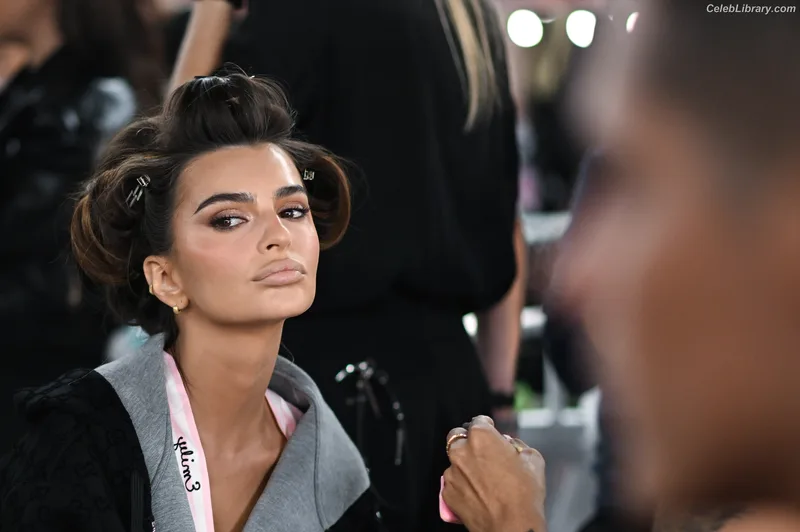 Emily Ratajkowski photo 10 of 3958