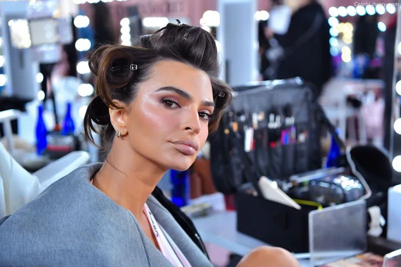 Emily Ratajkowski photo 12 of 3958