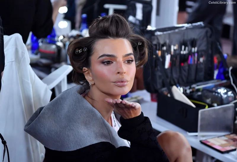 Emily Ratajkowski photo 13 of 3958