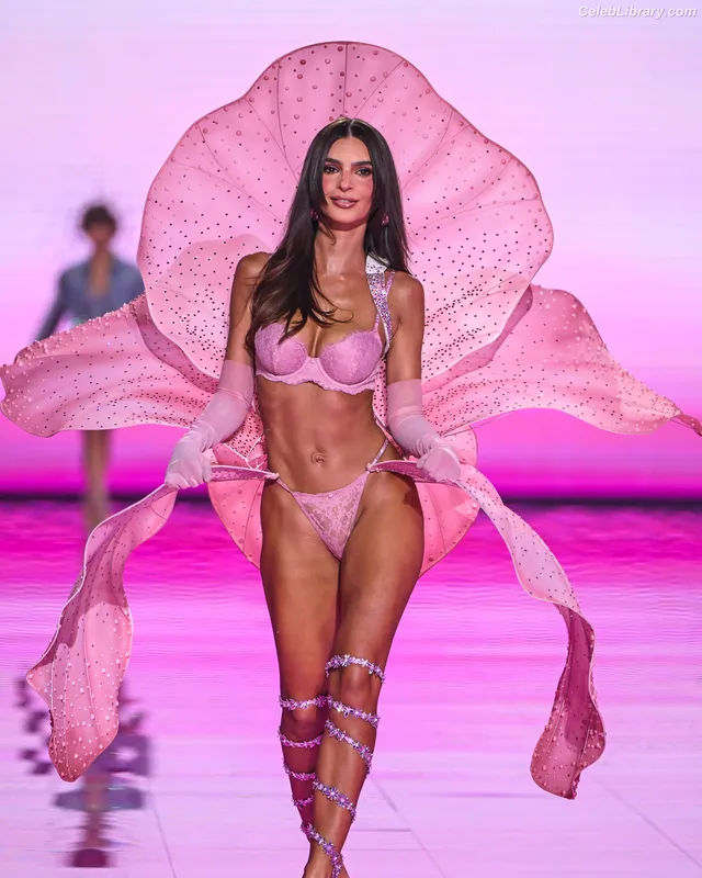 Emily Ratajkowski photo 22 of 3958