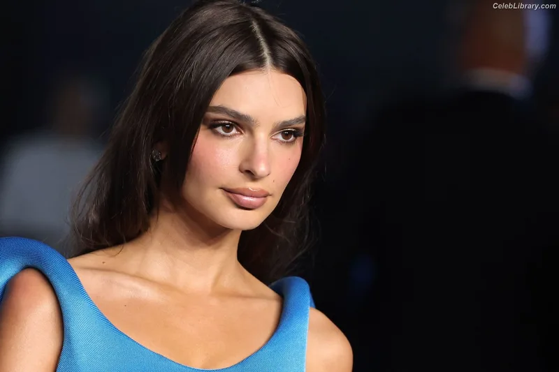 Emily Ratajkowski photo 2 of 3958