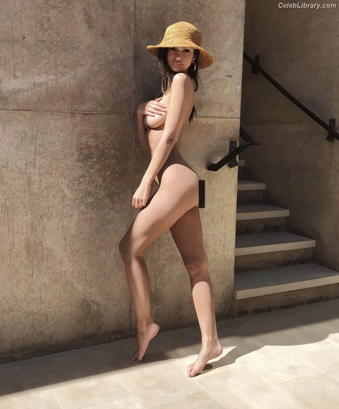 Emily Ratajkowski photo 6 of 3958