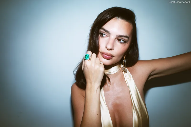 Emily Ratajkowski photo 10 of 3958