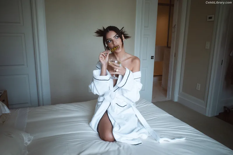 Emily Ratajkowski photo 11 of 3958