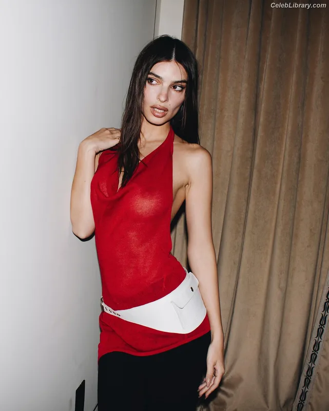 Emily Ratajkowski photo 5 of 3958