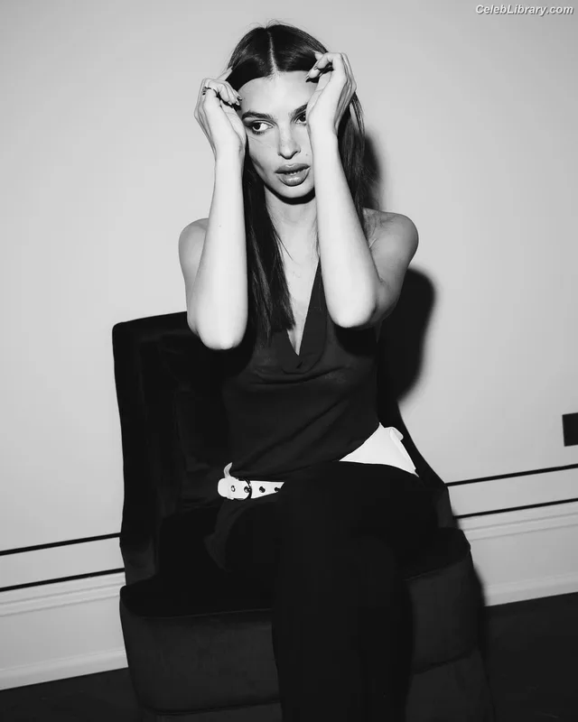 Emily Ratajkowski photo 6 of 3958