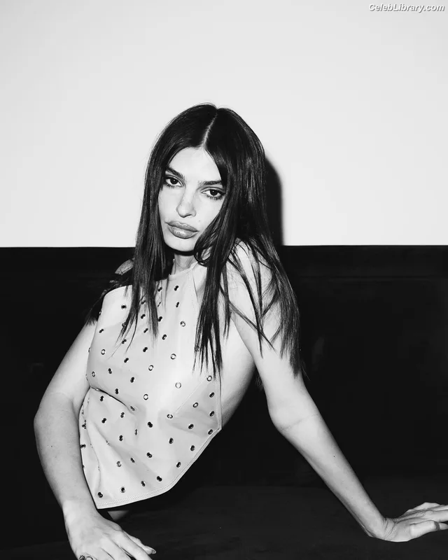 Emily Ratajkowski photo 7 of 3958