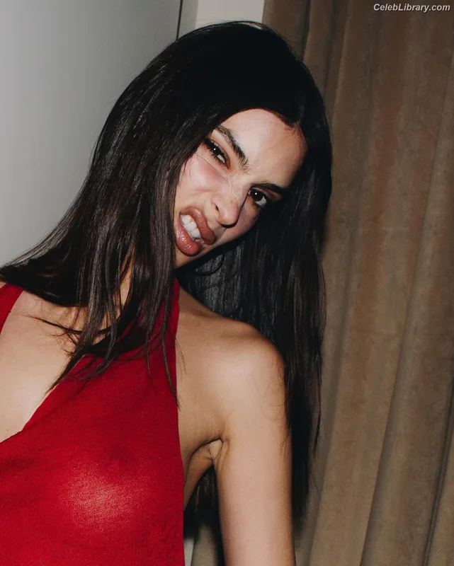 Emily Ratajkowski photo 10 of 3958