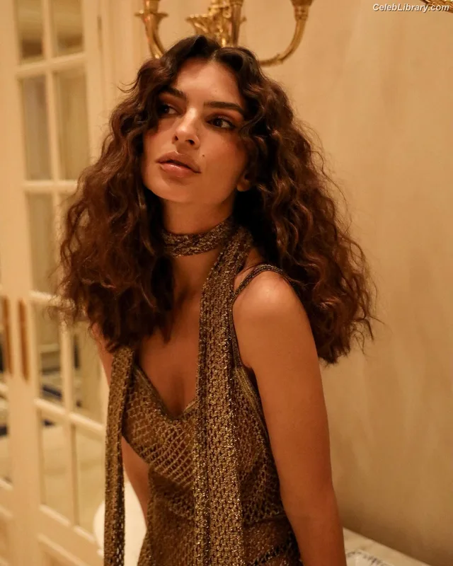Emily Ratajkowski photo 14 of 3958