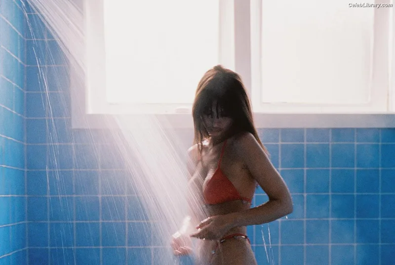 Emily Ratajkowski photo 1 of 3958