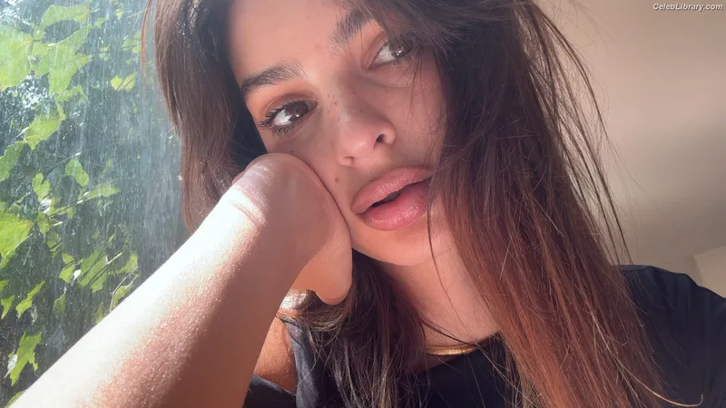 Emily Ratajkowski photo 10 of 3958