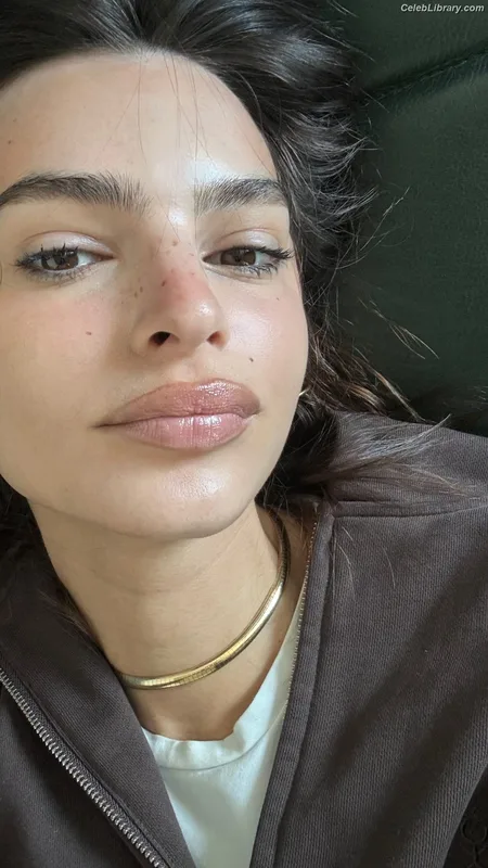 Emily Ratajkowski photo 11 of 3958