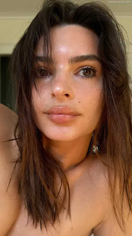 Emily Ratajkowski photo 13 of 3958