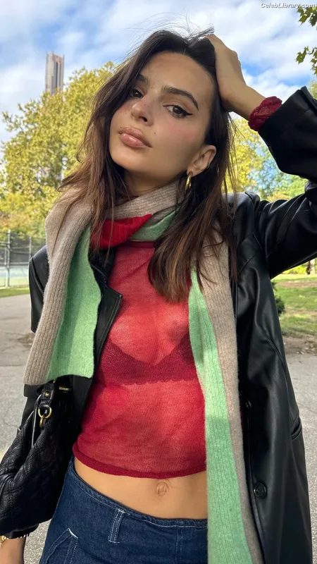 Emily Ratajkowski photo 14 of 3958