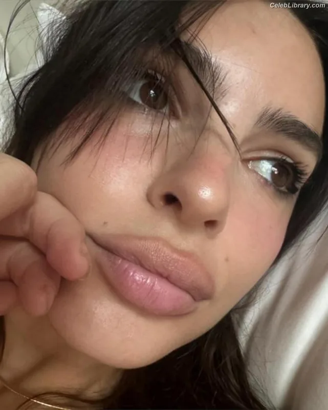 Emily Ratajkowski photo 15 of 3958