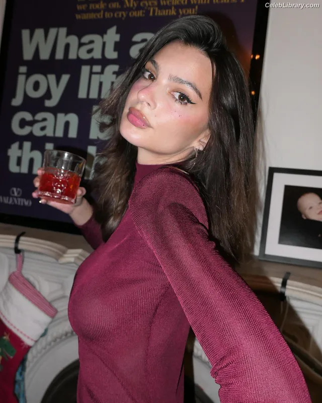 Emily Ratajkowski photo 16 of 3958