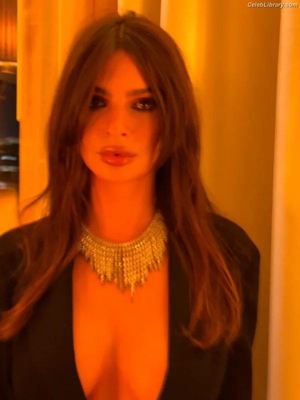Emily Ratajkowski photo 12 of 3958