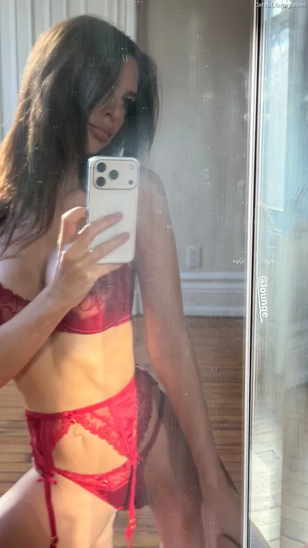 Emily Ratajkowski photo 17 of 3958