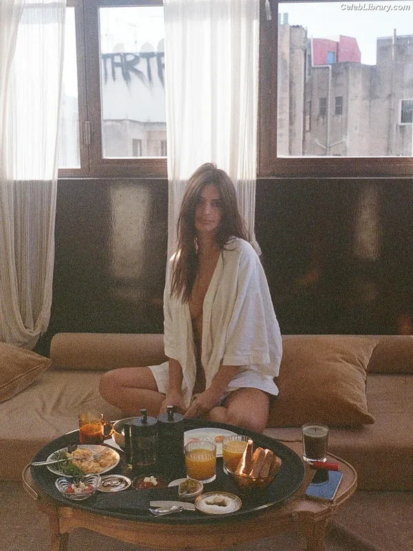 Emily Ratajkowski photo 18 of 3958